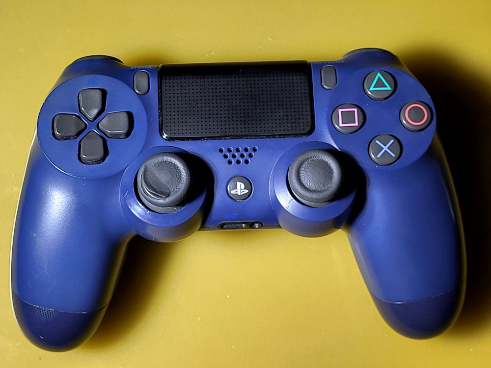 ovladač PS4 s poškozenou analogovou páčkou